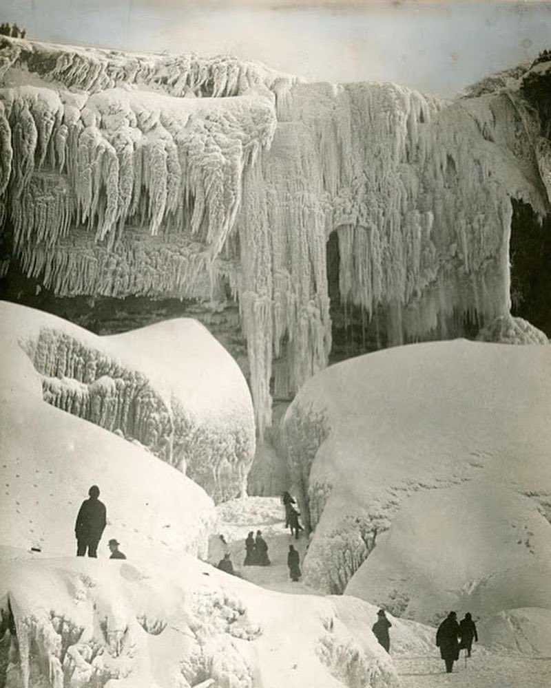 HistoryInPics's tweet photo. Niagara Falls has frozen a few times in History. 1848, 1911, 1912, 1917, 2014 and 2015 https://t.co/t2z7ogBC9D