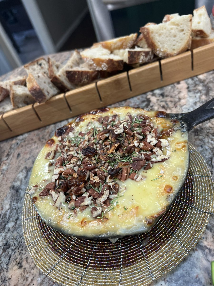 limbsalvagedr's tweet photo. not healthy...#bakedbrie #allthebread https://t.co/rFSb0GJotS