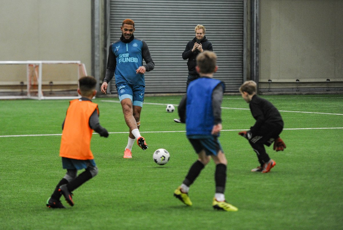 NUFC's tweet image. Inspiring future generations. 🙏🎄

Some of our younger Academy players paid a visit to our Benton training ground this afternoon to meet the first-team squad, watch training and have a kickabout with some of the lads!

🖤🤍