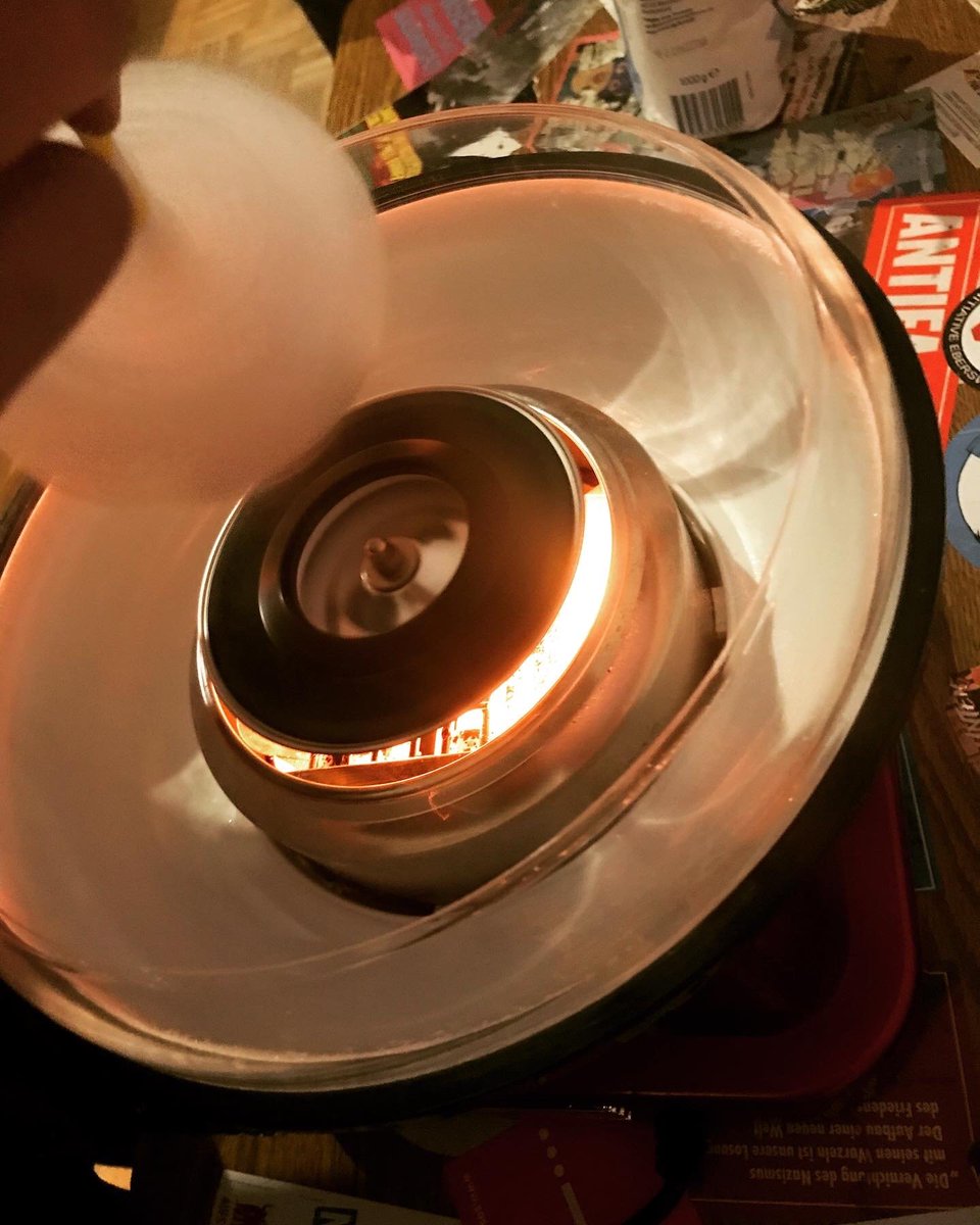 vcppankow's tweet photo. In der letzten Gruppenstunde haben die #Retrozwerge ✨ mit der neuen #Zuckerwattemaschine 🍡 ihr #Glück 🍀 versucht. Sie hatten sehr viel #Spaß 🥳 und haben sogar große #Zuckerwatten hinbekommen. 😍👍
 
~NS
#Zwerge #Pfadfinder #lecker #Süßigkeiten #Gruppenstunde #Weihnachten https://t.co/GxfCVItGM4