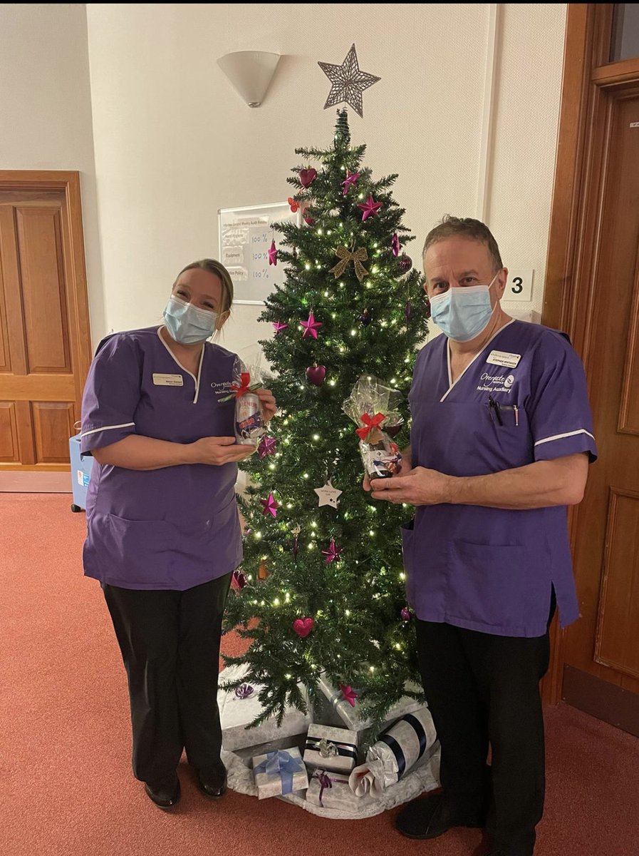 overgatekim's tweet image. Some of @OvergateHospice wonderful staff receiving their Christmas presents from the IPU ward sisters! Thank you for all your hard work over the last year you are all amazing and ensure our patients and families receive the best care #teamovergate #yourallsuperstars 💙