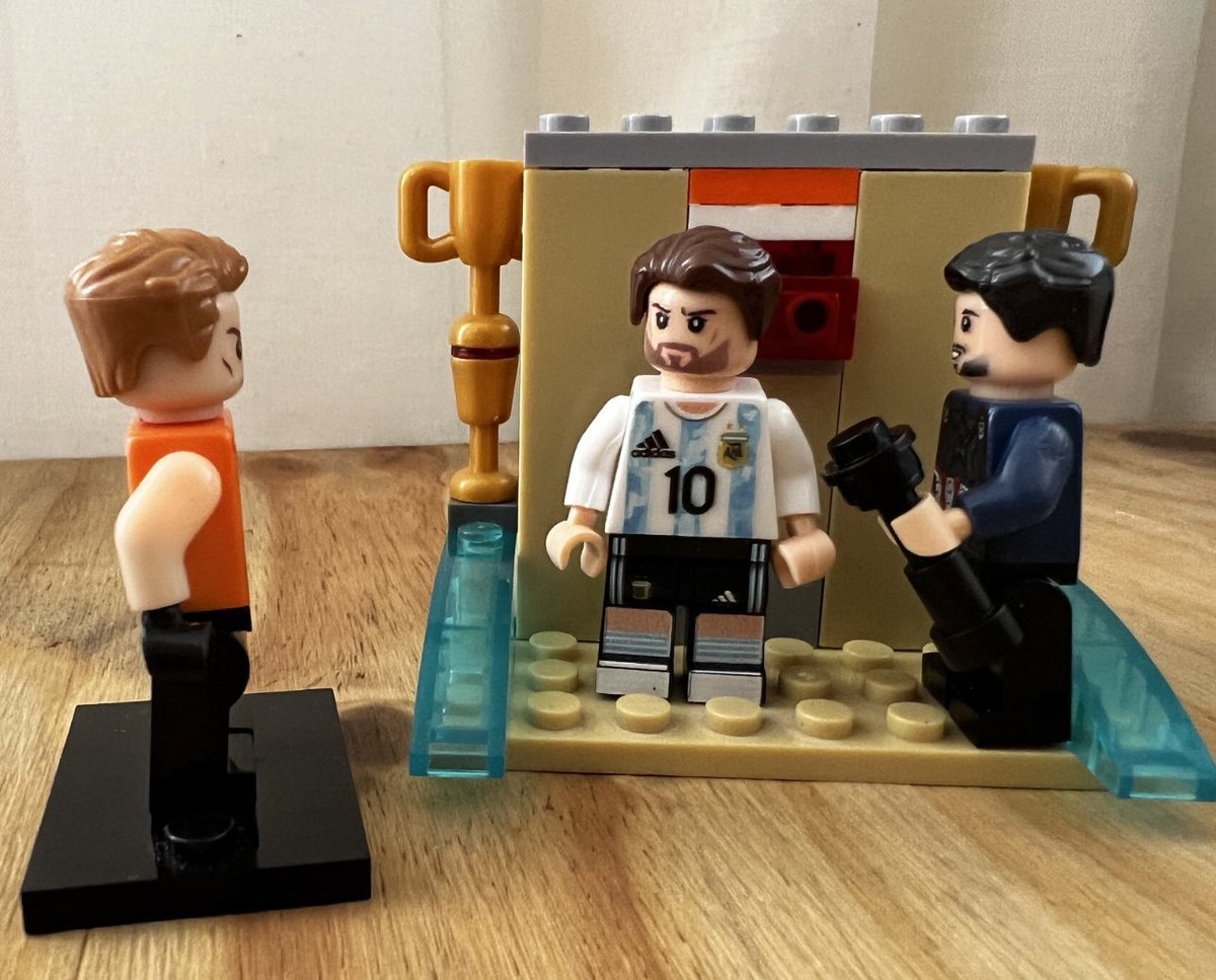 la12tuittera's tweet photo. “¿Qué mirá, bobo? ¡Andá payá, bobo!”

Bloques de lego truchos. León, 9 años (2022)

By  @fitomendonca https://t.co/YNddX0omd3