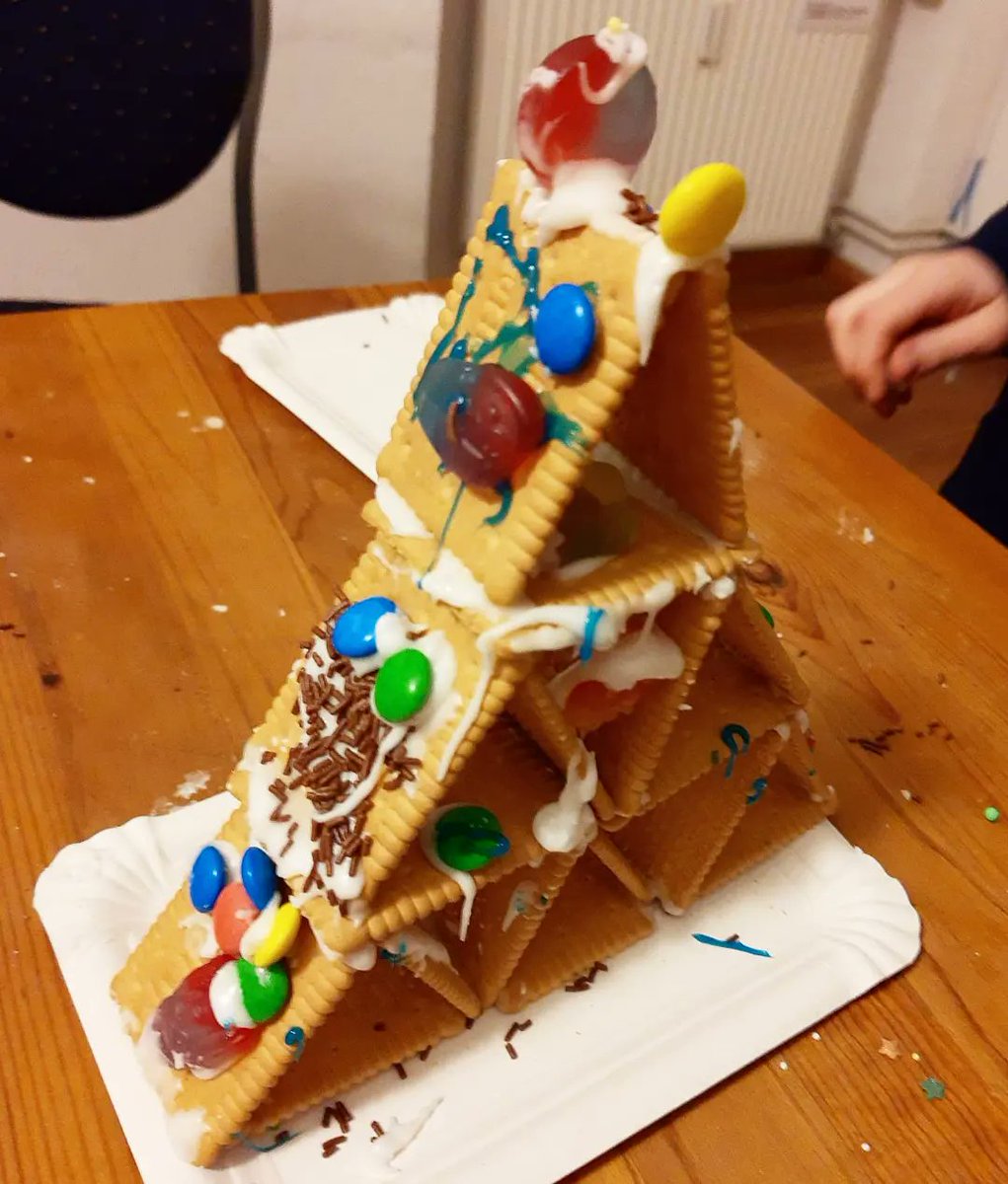 vcppankow's tweet photo. Das #Jahr neigt sich dem Ende zu 🎆 und deshalb haben die Retrozwerge 😜  in ihrer #Gruppenstunde wie jedes Jahr #Kekshäuschen 🍪🏠 gebaut.
Es sind tolle #Kreationen entstanden! 😍💥

~MH
#Jahresende #Kekse #Haus #Kekshaus #kreativ #Kreativität #Süßigkeiten #lecker #Gummibärchen https://t.co/zRqSlPuO2k