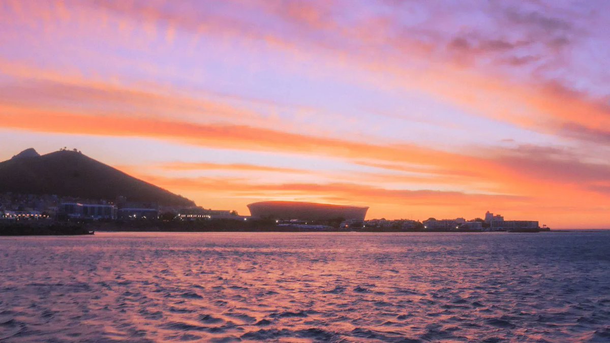 GuyWithTheSnaps's tweet photo. The colours of the last moments of the day 

#photography #nftphotography #sunset #CapeTown #Africa https://t.co/LppVLthy4V
