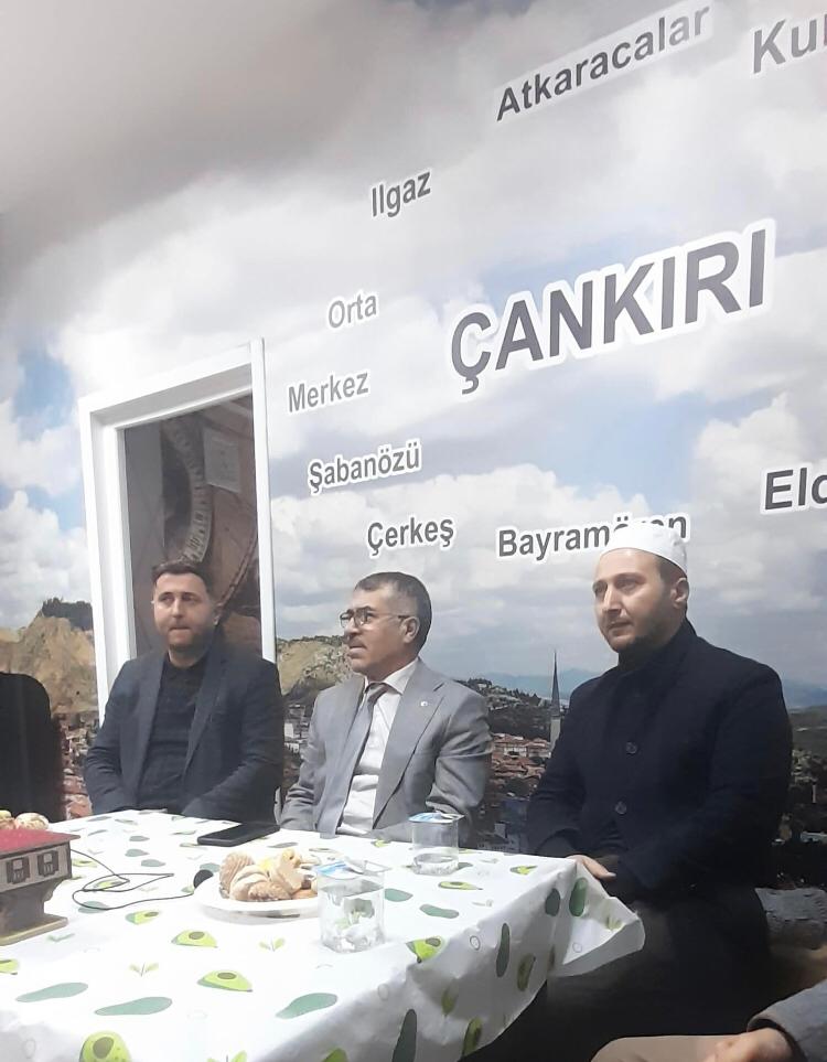 Kaymakamımız Sayın Ahmet Önal, Çayırova Çankırılılar Derneğini ziyaret etti. Dernek Başkanı Habip Köse ve yönetimi tarafından ilgiyle karşılanan Kaymakamımız Önal'a plaket takdim edildi.