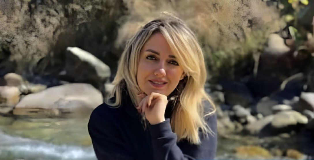 #Iran:
Dit is #Mona_Afsami (30), een demonstrant.
Ze werd op 18 okt jl. gearresteerd tijdens #IranProtests in Teheran.
Ze zit gevangen in de beruchte Gharchak-gevangenis.
Ze werd gemarteld na haar arrestatie.
Haar leven is in gevaar.
Wees svp haar stem #MahsaAmini #IranRevolution