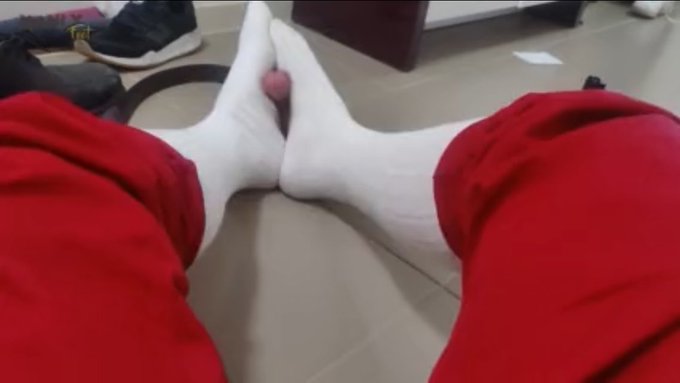 1 pic. Long white socks on a hard white cock

#longwhitesocks #whitecock #dildofootjob

https://t.co/Qk3Ppafb1s