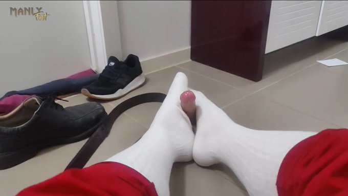 2 pic. Long white socks on a hard white cock

#longwhitesocks #whitecock #dildofootjob

https://t.co/Qk3Ppafb1s