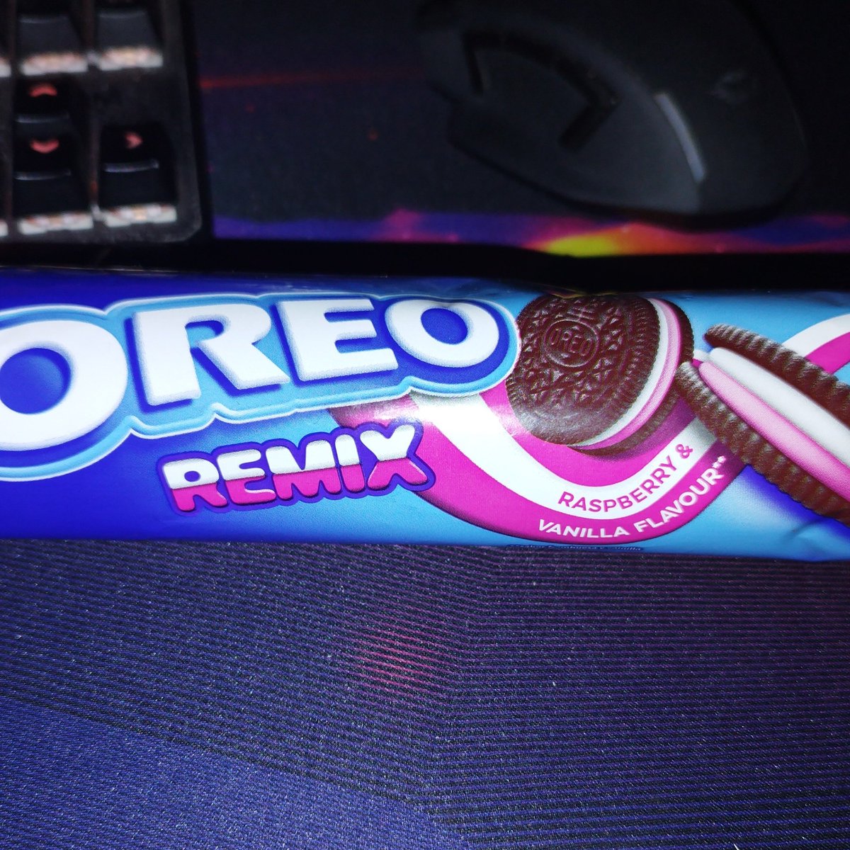 Javecas's tweet photo. Las vi en un anuncio y cada vez que iba a carrefour la buscaba pero solo encontraba las remix de caramelo, meses mirando la zona de las oreo cada vez que iba y pumm! Hoy me dió por ir y por fin la encontré, y no me han decepcionado, estan tremendas. Las recomiendo 10/10 #oreo https://t.co/xUbuo96I46