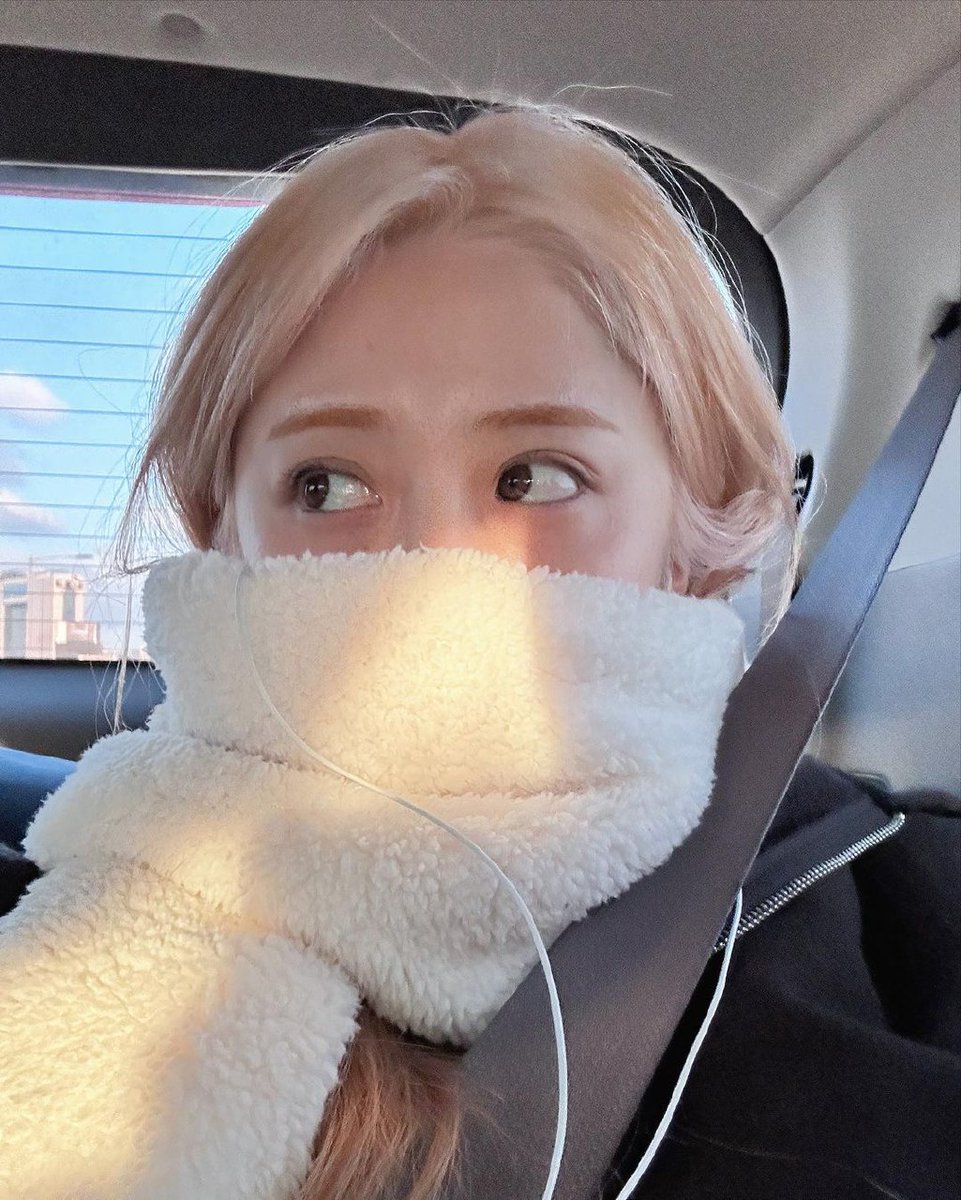 J3NNA1SHUH's tweet photo. ᅠᅠ
ᅠᅠ✦ &amp; 📸 ⦂ 𝗵𝘂𝗵 ✶ ' 𝘆𝘂𝗻𝗷𝗶𝗻  – 🎧💿
ᅠᘐ  ⌗ 𓎆  в последнее время погода совсем не радует (⁠╥⁠﹏⁠╥⁠) я стараюсь тепло одеваться ! ( 🐑🧣 )
ᅠ@ yunjin : следите за своим здоровьем в такую погоду  ᵎ  ִ𖧧 пейте побольше теплого ˒  ‹𝟹 ꜝꜝ  
ᅠ https://t.co/44ZwpdZYiP