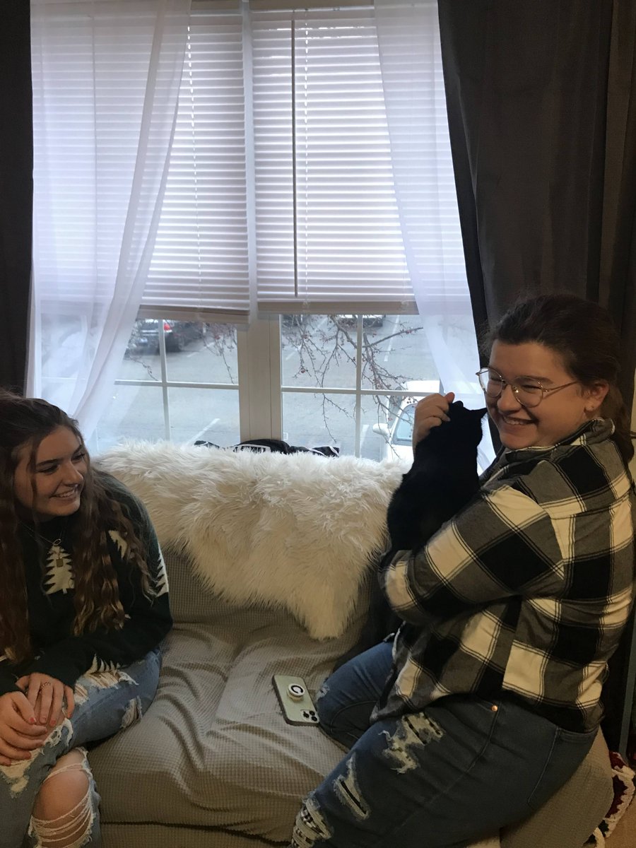 CMB_Clarinets's tweet photo. We hope everyone has enjoyed their break so far! We celebrated with our annual Christmas party a couple weeks ago, enjoying good food, games, and a white elephant gift exchange! We had lots of fun. We advise you all to use the break for rest and relaxation ❤ See you in 2023! https://t.co/tUTiE4cCRo