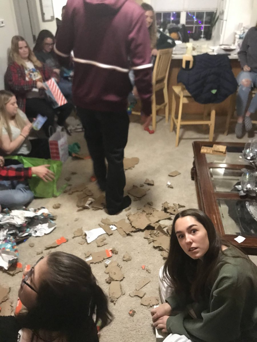 CMB_Clarinets's tweet photo. We hope everyone has enjoyed their break so far! We celebrated with our annual Christmas party a couple weeks ago, enjoying good food, games, and a white elephant gift exchange! We had lots of fun. We advise you all to use the break for rest and relaxation ❤ See you in 2023! https://t.co/tUTiE4cCRo