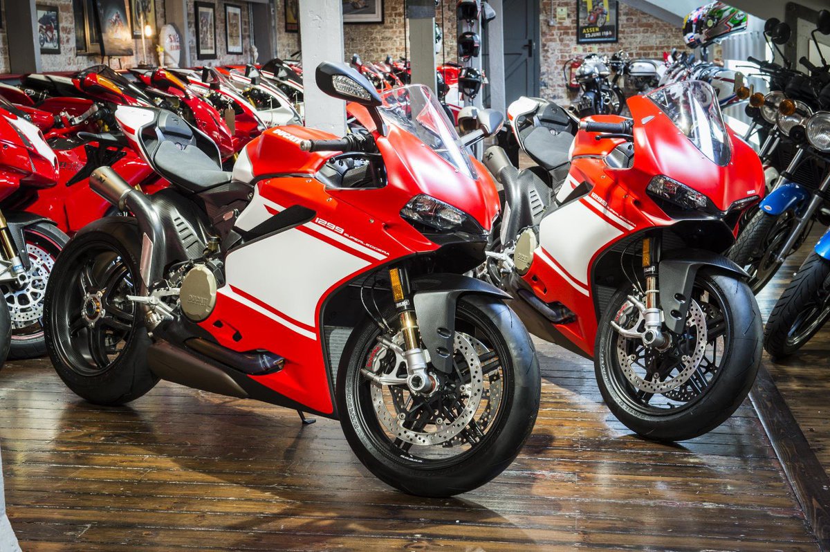 🎵 On the 2nd day of Christmas my true love gave to me…2 Superleggera's #ducatiinsta #ducatilife #ducatiitaly #classicducati #dream #ducatisinstagram #ducatipanigale #breambikes #rides #bikeporn #superleggera #ducati #panigale #dbssuperleggera #luxury #ducatipanigale