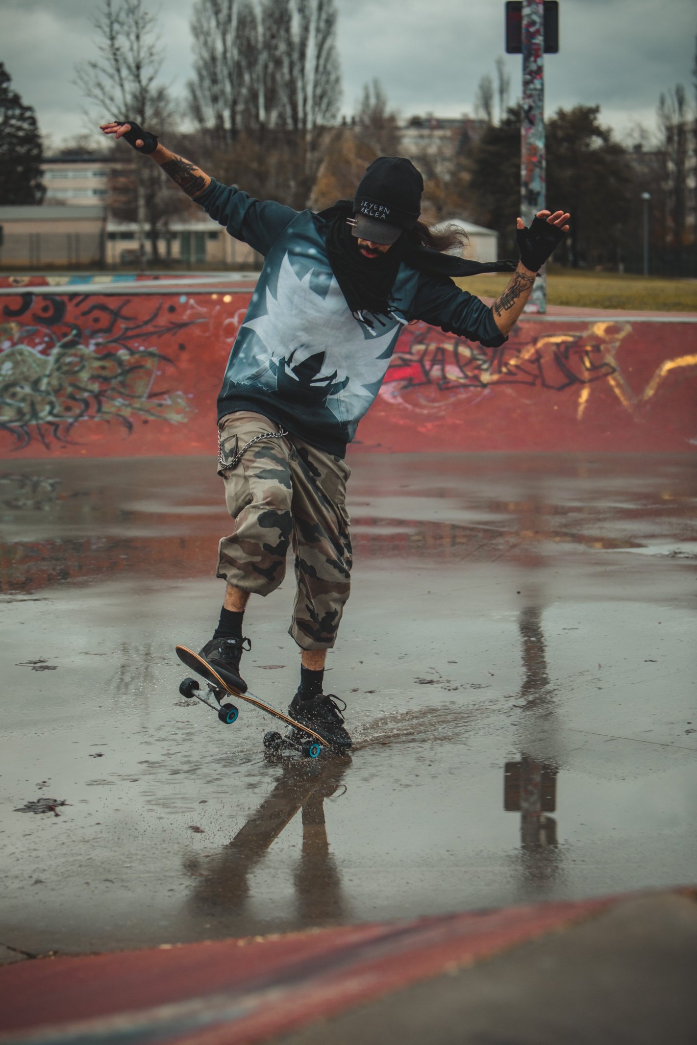 2 pic. Je suis bon pour nettoyer mes roulements, maintenant. 🙄 Le skatepark de Mâcon c'est une piscine. https://t.co/J8THofOS9m