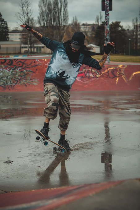 Skyërn Aklea - 2 pic. Je suis bon pour nettoyer mes roulements, maintenant. 🙄 Le skatepark de Mâcon c'est une piscine. https://t.co/J8THofOS9m