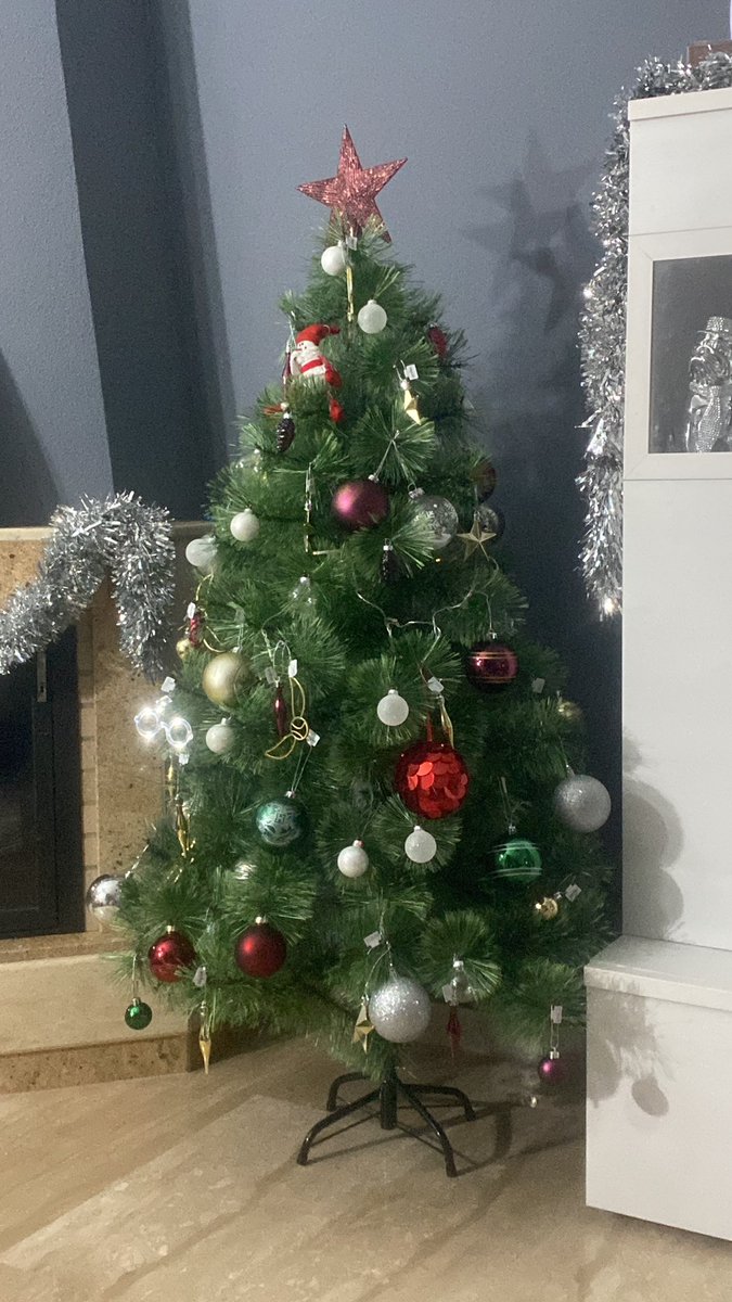 albertuki 20 (@albertuki20) on Twitter photo Consideráis feo mi árbol?? Por que ya me están diciendo que lo cambie por otro que es muy feo 😂😂😂 Consideráis feo mi árbol?? Por que ya me están diciendo que lo cambie por otro que es muy feo 😂😂😂