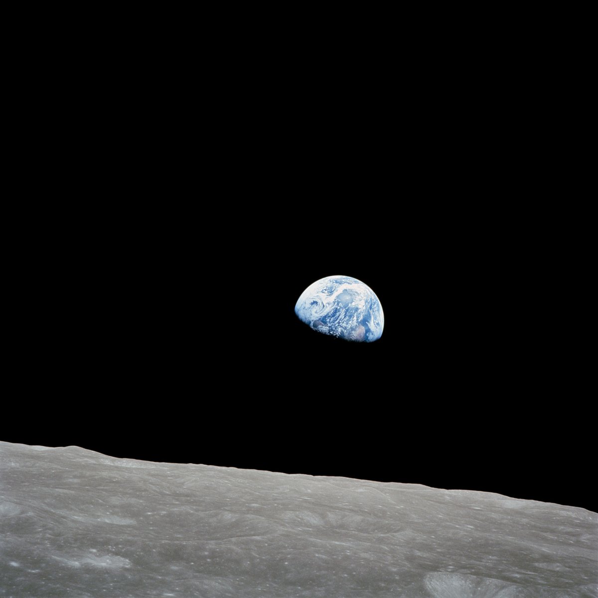 54年前の今日。1968年12月24日，月周回軌道上の「アポロ8号」によって撮影された「地球の出」のようす。宇宙からのメリークリスマス。