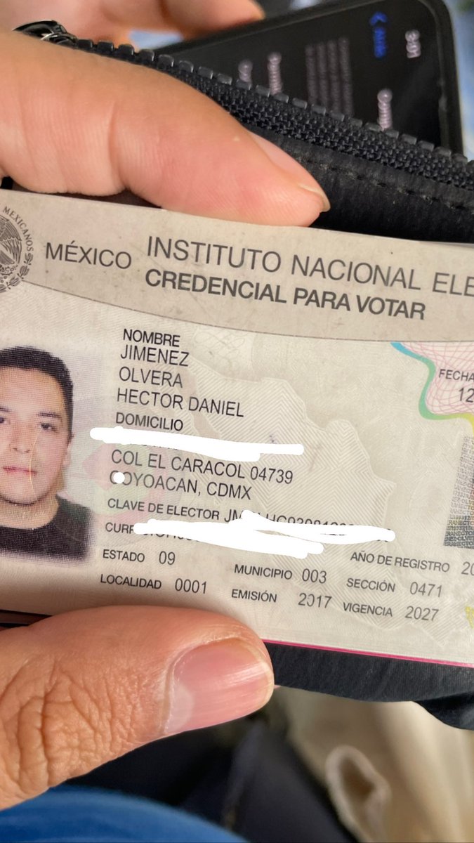 Hola Amix, encontré un tarjetero en el metrobús de Reforma. Si alguien conoce a esta persona ayúdenme a regresarle su tarjetero. Está a nombre de Héctor Daniel Jiménez Olivera