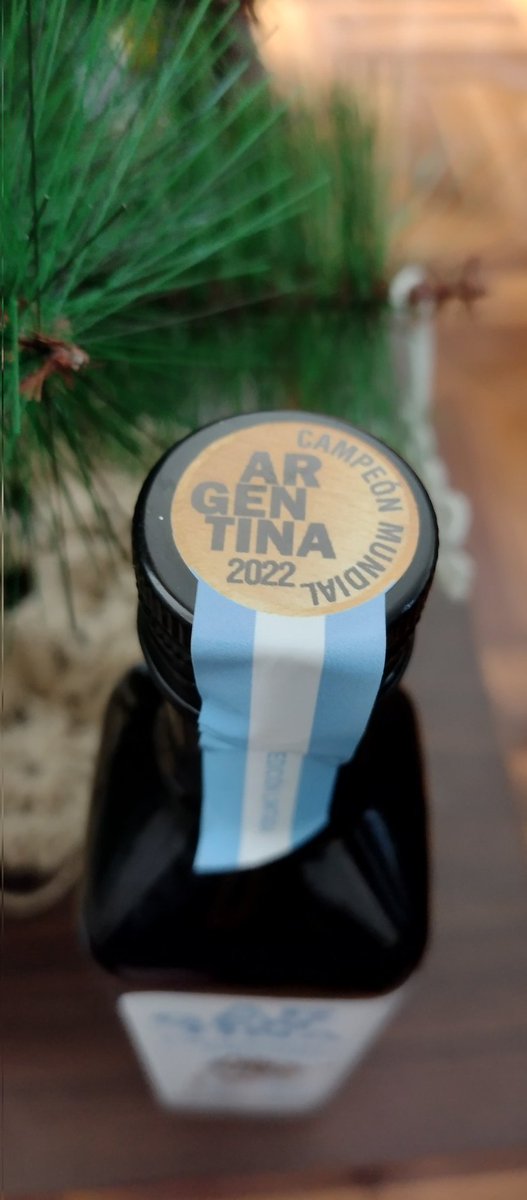 CaveroUrsula's tweet photo. Que buen regalo de navidad 💚✨🌲
Da pena abrir la botella #AOVE, gracias #Deinal https://t.co/jHA7kALYPR