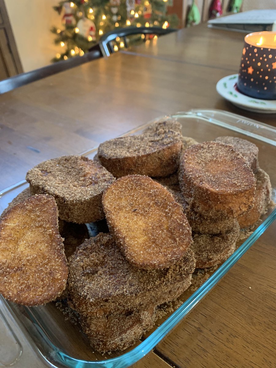 Daisy_Gomes_'s tweet photo. It’s not Christmas in our home without these bad boys #rabanadas #fritas #portuguesechristmas #Portuguesa 🎄 https://t.co/2Trl6T7sBn