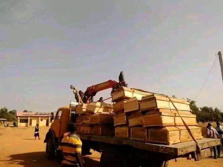 This truck is not involved in logging. It is conveying coffins conveying for #MassBurial the bodies of victims of the latest instalment of #SouthernKadunaKillings in Kagoro. If u are waiting for the #VileLittleMan to notice, you wait in vain.