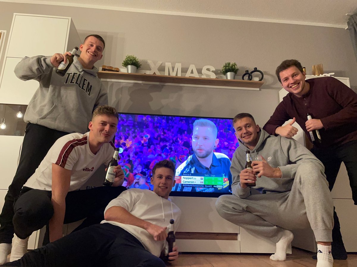 _robinh64's tweet photo. Die schönste Zeit des Jahres mit Elmar und Max @ElmarPaulke @maximiser180 #dartzn @DAZN_DE https://t.co/TX2Ucyq5fp