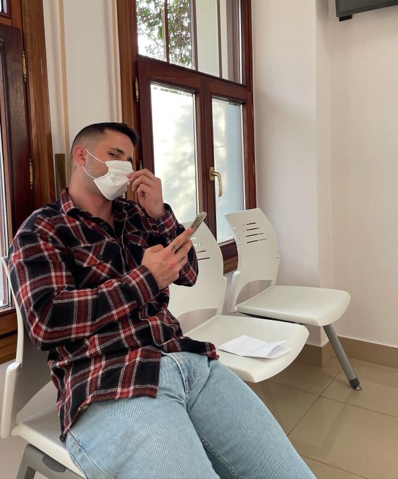 2 pic. Waiting for my dentist appointment ?✨ https://t.co/Ft9a8cl7nq