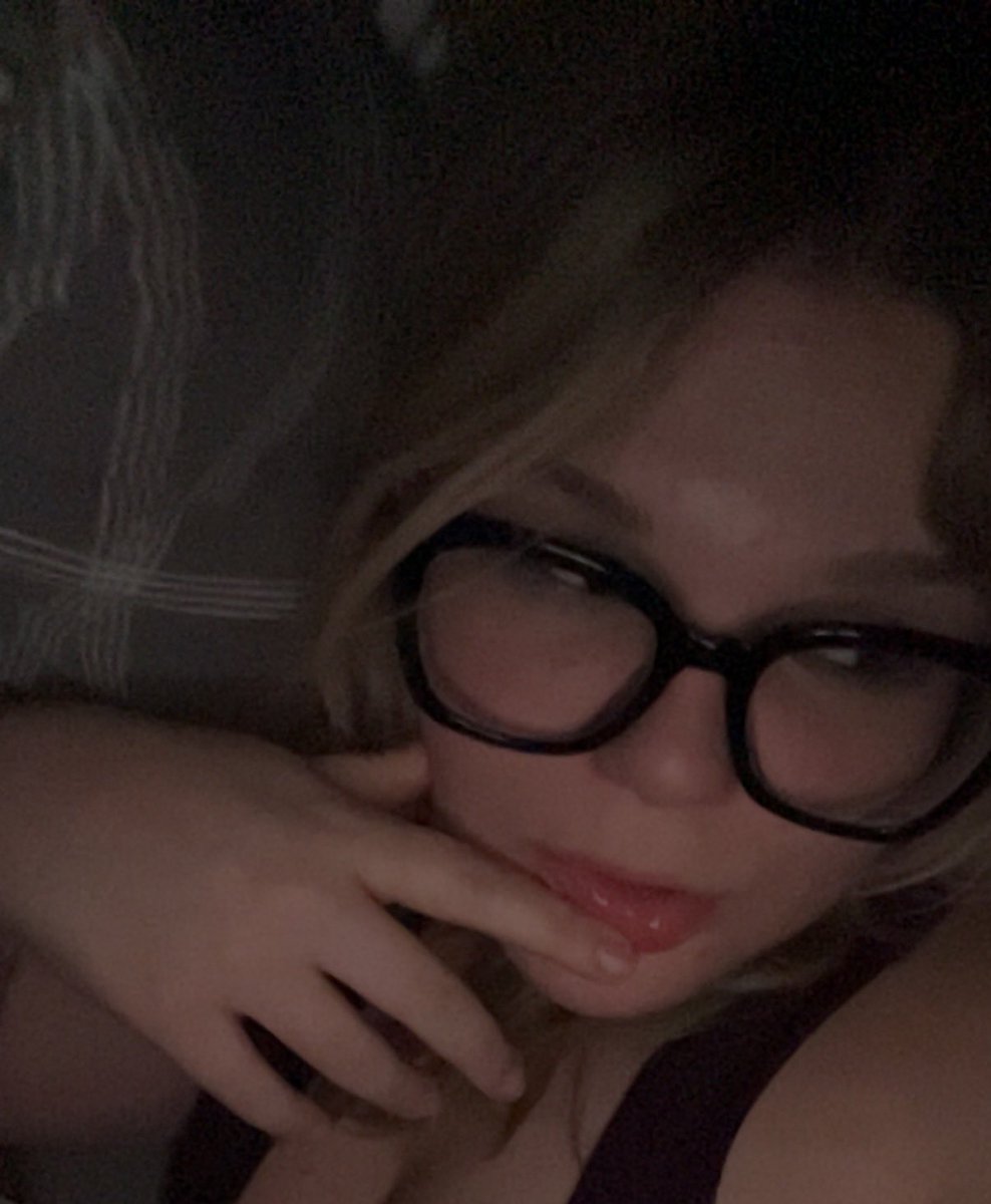 Ich bin mir nicht sicher ob mein Chef wirklich nur wollte das ich diese Brille hab weil sie mir steht und nicht nur das ich so aussehe wie eine Porno Darstellerin…