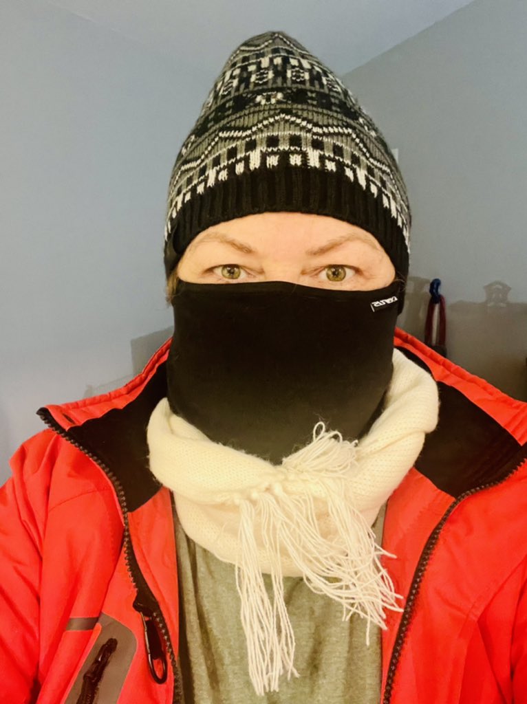 Nothing to see here folks.  Just me taking out the trash. ❄️ 🥶