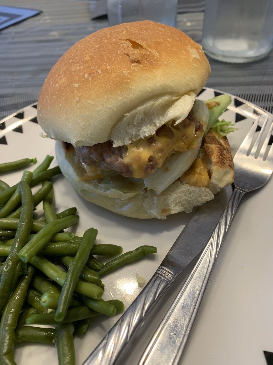 ROMOOD_'s tweet image. Loving it 🥰 

#foodporn #food #italianfood #italy #Napoli #Foodie #friday #TGIF #hamburger #23dicembre