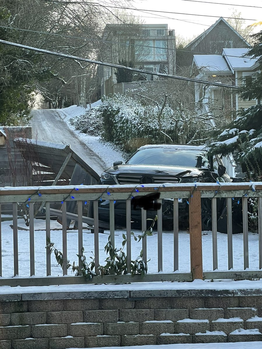 dearyente's tweet photo. Welcome to my living hell/Seattle storm #queenanne #Seattle https://t.co/cuINy8QJEi