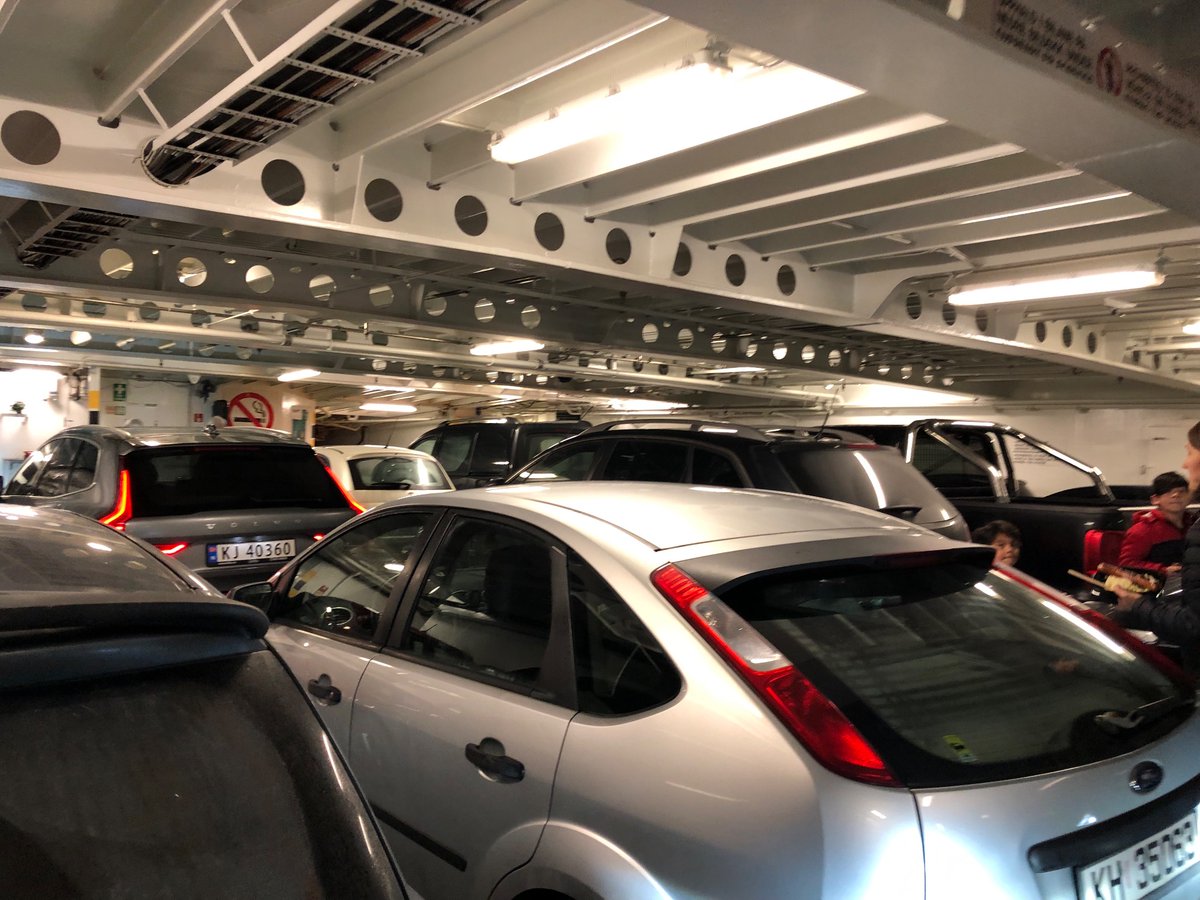 EinSamfunnsplan's tweet image. Ingen på austlandet ville akseptert at Europavegen kun var open kvart 20.minutt eller time og bilar blei kun sluppe gjennom i puljer, kvar dag heile året. Bygg #Hordfast og #Rogfast (evnt jarnbane, kjør på!). Nesten så eg vil røyste #Frp for å bli kvitt ferjene 🤬.