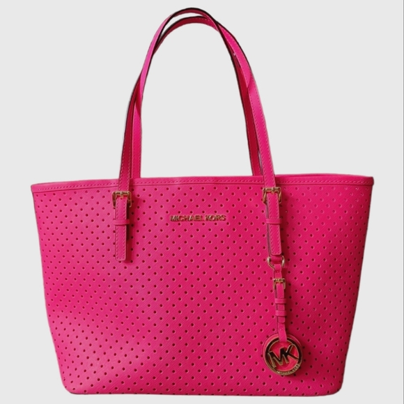 Colar_MS's tweet photo. So good I had to share! Check out all the items I'm loving on @Poshmarkapp #poshmark #fashion #style #shopmycloset #michaelkors #yvessaintlaurent #kendallkylie: https://t.co/16hzWgccay https://t.co/40fMMeQdTn