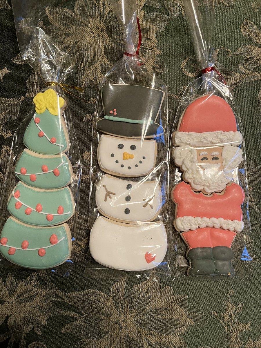 We have some talented moms at Tatem.  These cookies look too good to eat.  Thank you Denise!#tatemtweets #collsedu #bekind