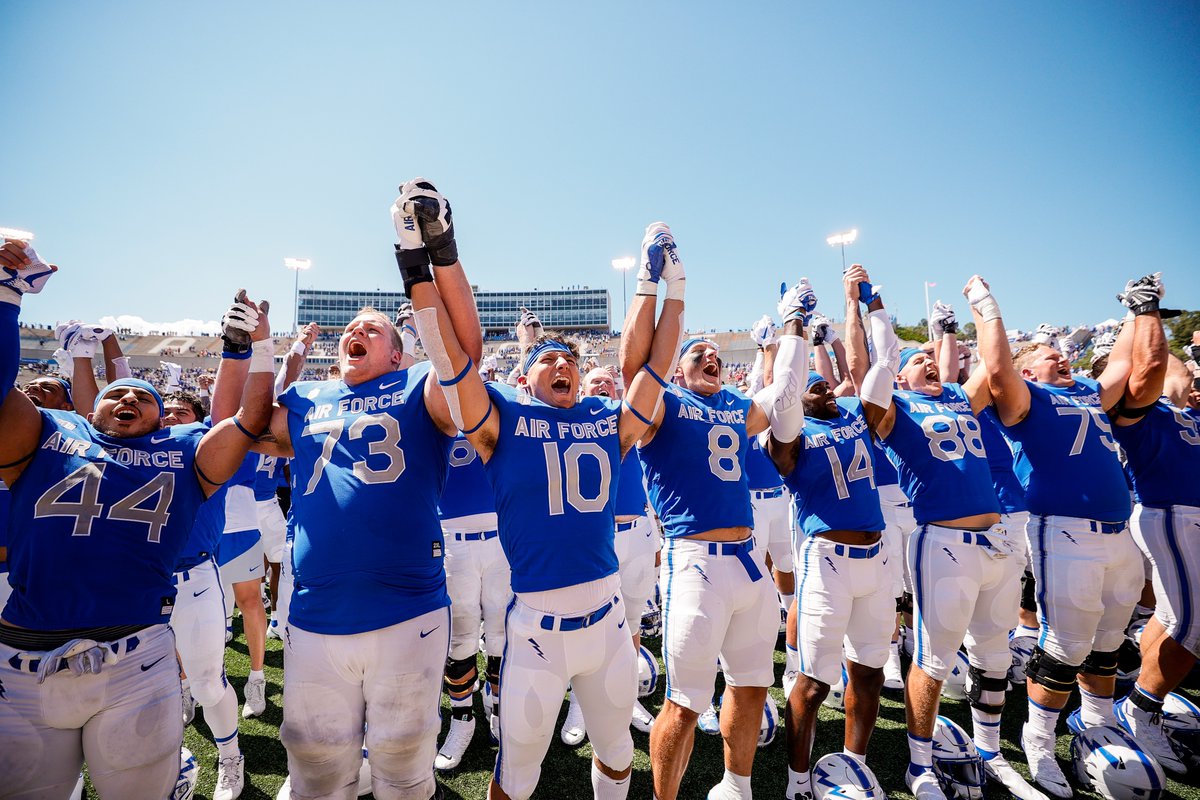 AF_Falcons's tweet photo. What a season for @AF_Football 

⚡️ 10 wins
⚡️ Brought the CIC home
⚡️ Victorious over two Power 5s
⚡️ Finished the season on 🔝 https://t.co/lYsgDNJ0pZ