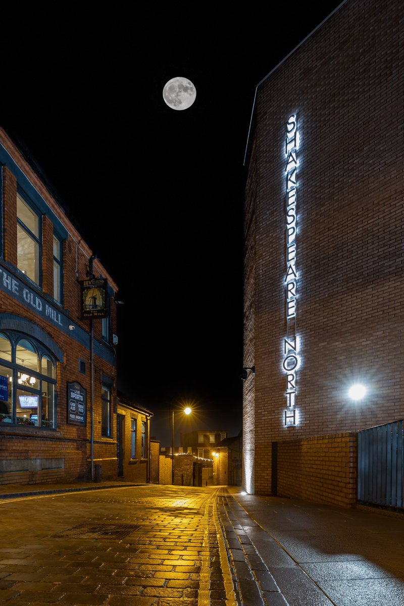 Prescot Town 
#nightlights #moon #pub #theatre #Shakespeare #theatretown #nightphotography #prescot #knowsley #streetphotographer 
@ShakespeareNP @loveprescot @scousescene @Imaginarium__UK @ace_thenorth