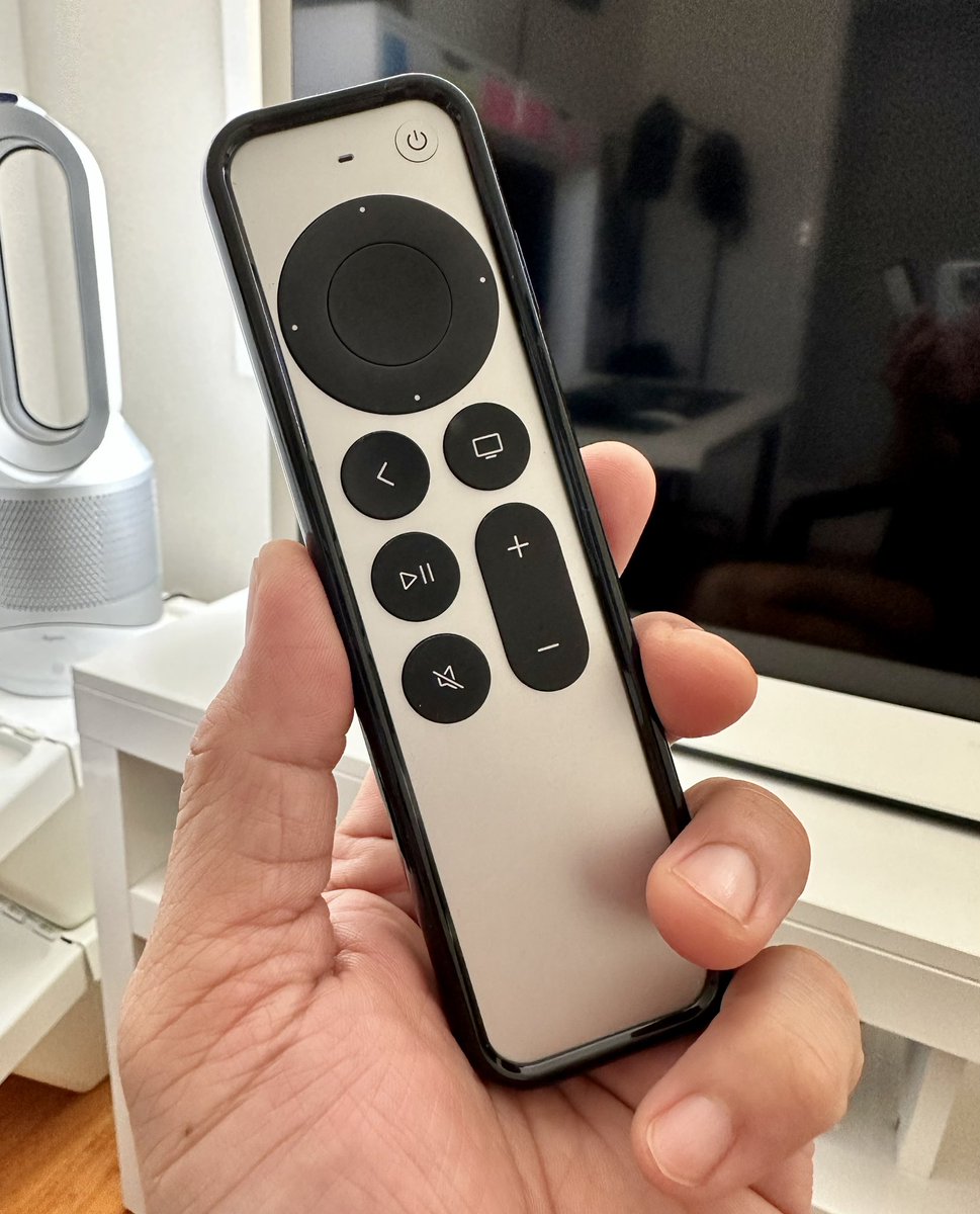 IannGB's tweet photo. iOS 16.2 with Apple Music sing is up and running. It’s so cool. Got me thinking, what if the Siri Remote could turn into a singing microphone since the remote has a build in mic already. Hello? @Apple cool idea right?
#AppleTV
#SiriRemote
#Apple https://t.co/e9Y1RctHvI