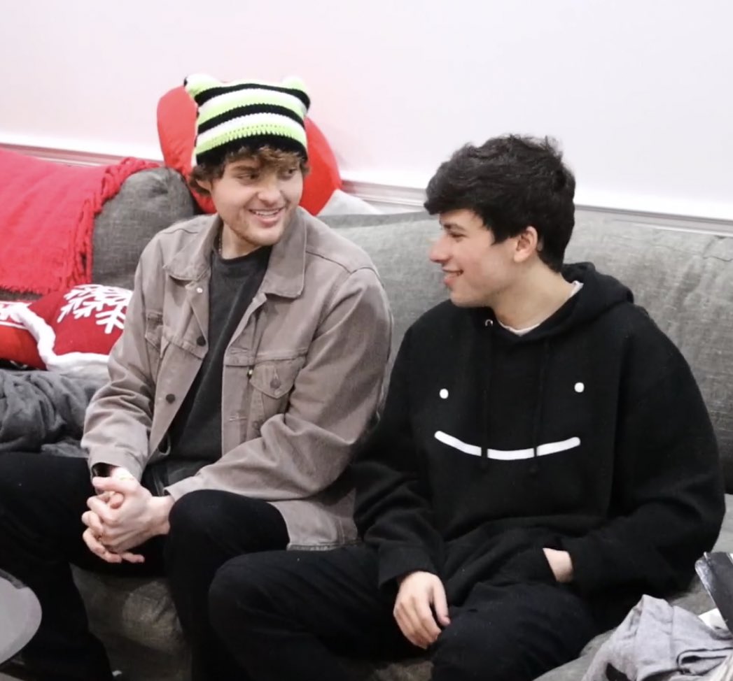 talesofthebong's tweet photo. the amount of ss where it’s just dream looking at george like he created the universe is ridiculous like fellas where does the joke end do you even know anymore https://t.co/amoXVlXix2