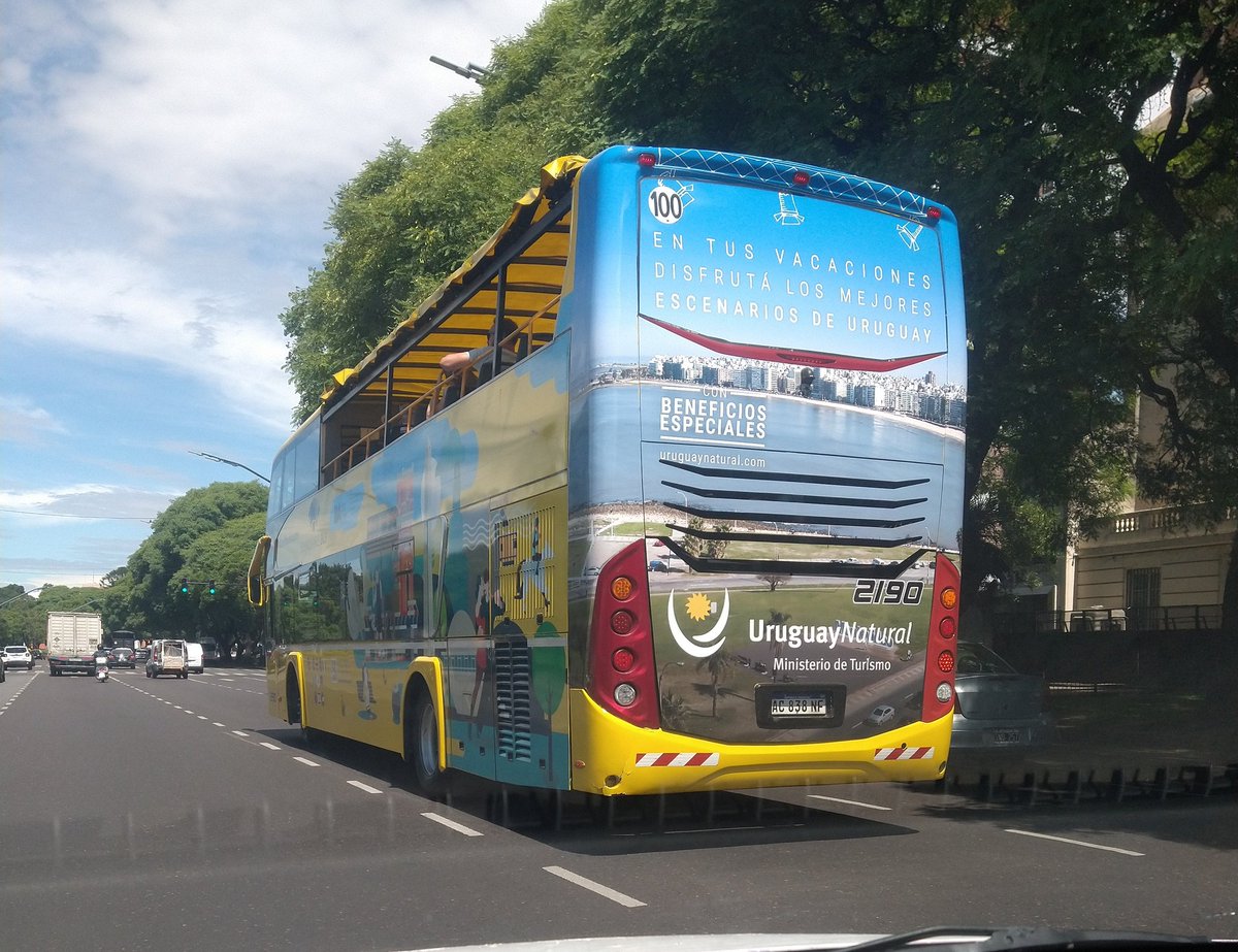 Cómo puede ser que los bondis turísticos de la cuidad tengan como publicidad un enorme cartel que te pide que vayas a hacer turismo a otro país??? Tienen caca en la cabeza?