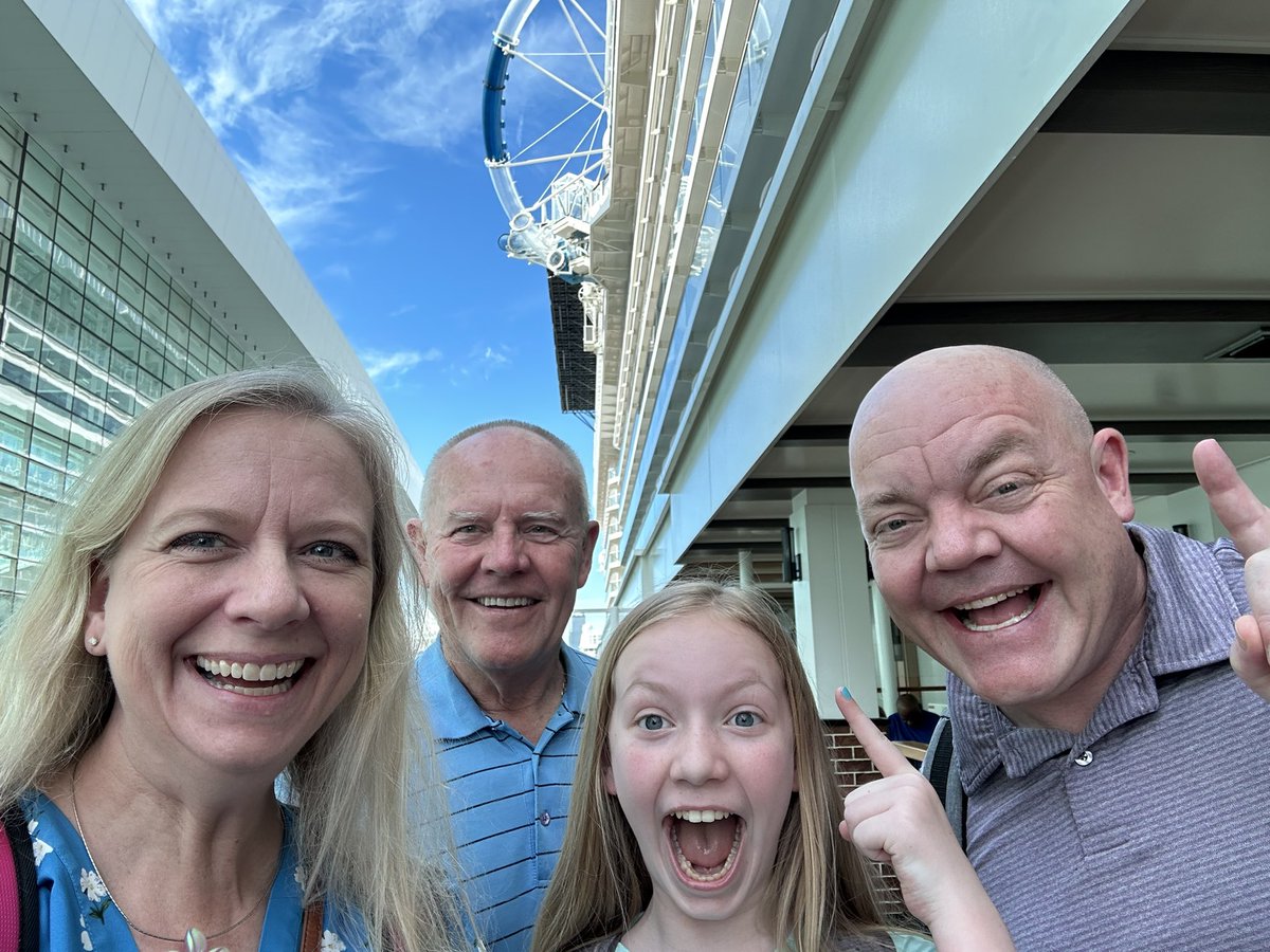 becky_richert's tweet photo. A Christmas cruise with my family. 💕🌲🍹#MagentaKid #family https://t.co/kplJcSJPsp