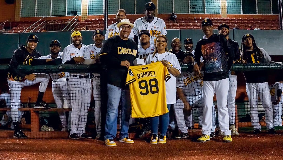 🫡🟡⚫️¡JR98 DICE PRESENTE EN EL CLEMENTE!

Anoche recibimos la visita de la Fundación JR98. Carlos Ramirez, padre de Jean Ramirez realizó el lanzamiento de honor antes del partido 🆚 @indiosmayaguezlbprc 

¡Ellos son parte de #LaTropaAmarillayNegra!

Gracias <a href="/cram2770/">Carlos Ramirez</a>
