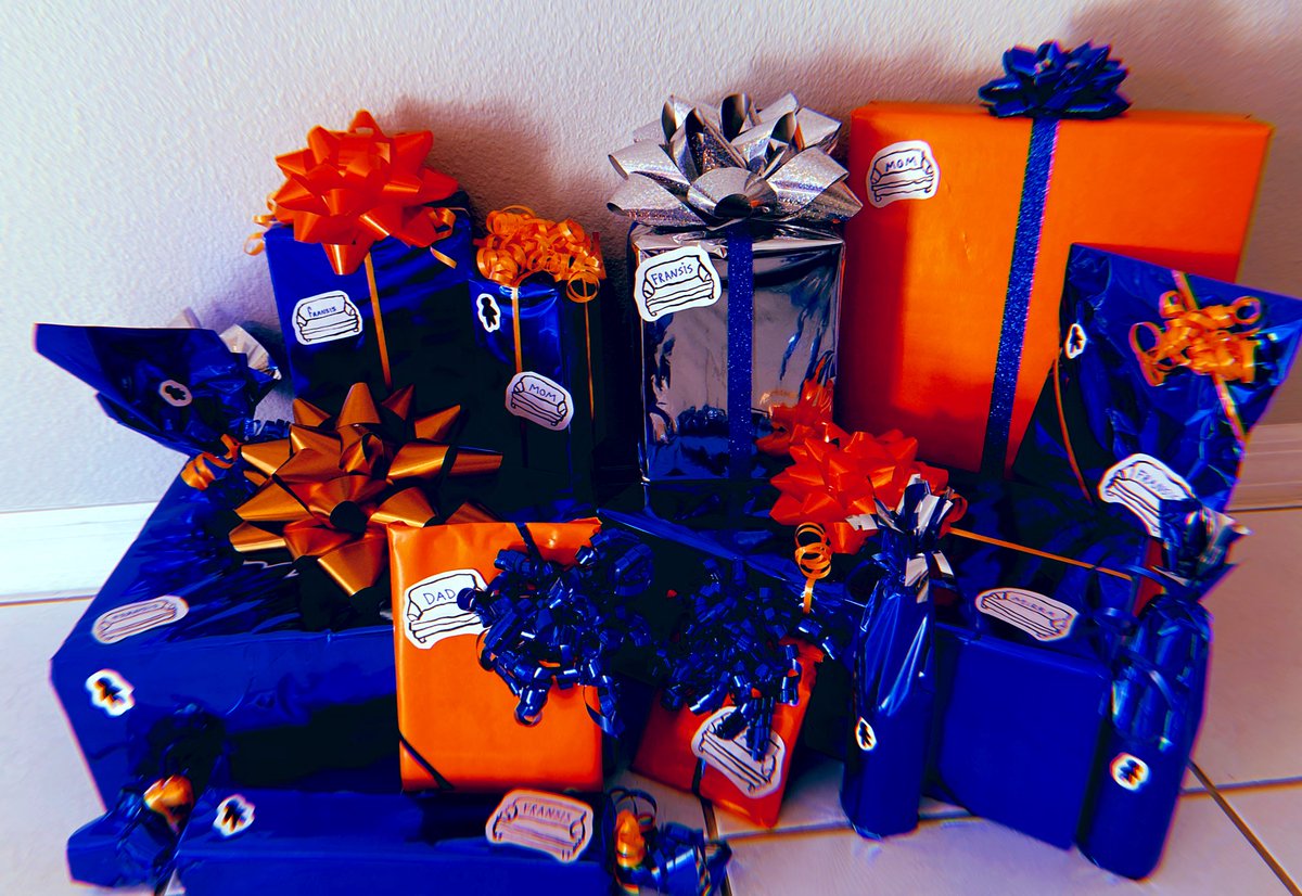 MirraEden's tweet photo. very excited about my @brckhmptn wrapping theme this year 💙🎄🧡 https://t.co/6jlXY03jPt