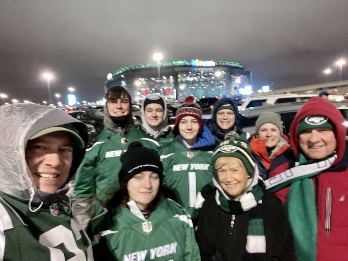 jackoconnell80's tweet photo. Got to see my guy @iamSauceGardner. Happy Holidays to all! 

#familytime #nfl #futurejet #goals @nyjets @recruit_route https://t.co/for8BY4sa7