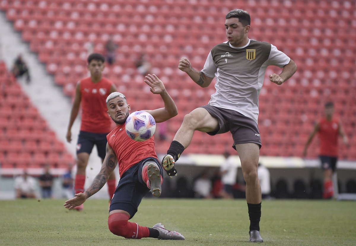 rojosdepasionok's tweet photo. 🇦🇹⚽️ En los amistosos de esta mañana ante Almirante Brown #Independiente igualó 0-0 el primero y ganó 2-0 el segundo con goles de Gabriel #Hachen.
👏También se homenajeó al entrenador de arqueros Damián #Albil, integrante del cuerpo técnico Campeón del Mundo con @Argentina https://t.co/IIlDHh7BMu