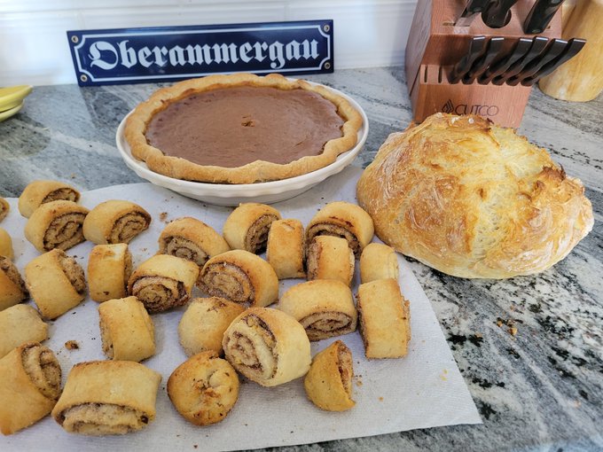Today was a baking day! https://t.co/Zkti5HELqb