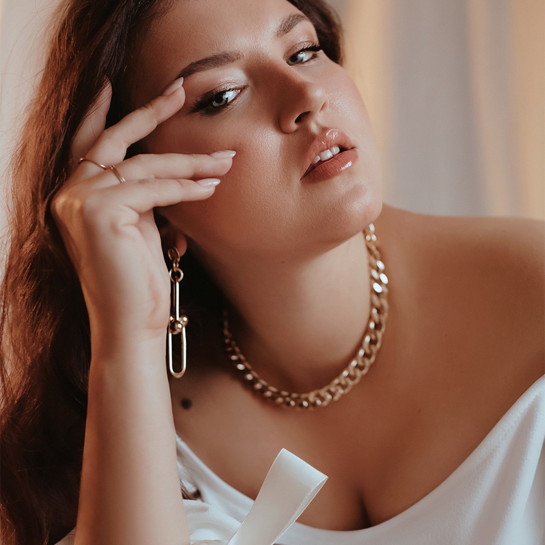 MaisonSuntarah's tweet photo. Captivate this Christmas with a soft glam look! 😍

A glossy nude lip, shimmery shadow, and voluminous hair brings a super sultry energy! 🔥

 #SuntarahBeauty #softglam #makeuplook #beautyinspo #holidayvibes #chic #style #glamour https://t.co/32ispGFj5x