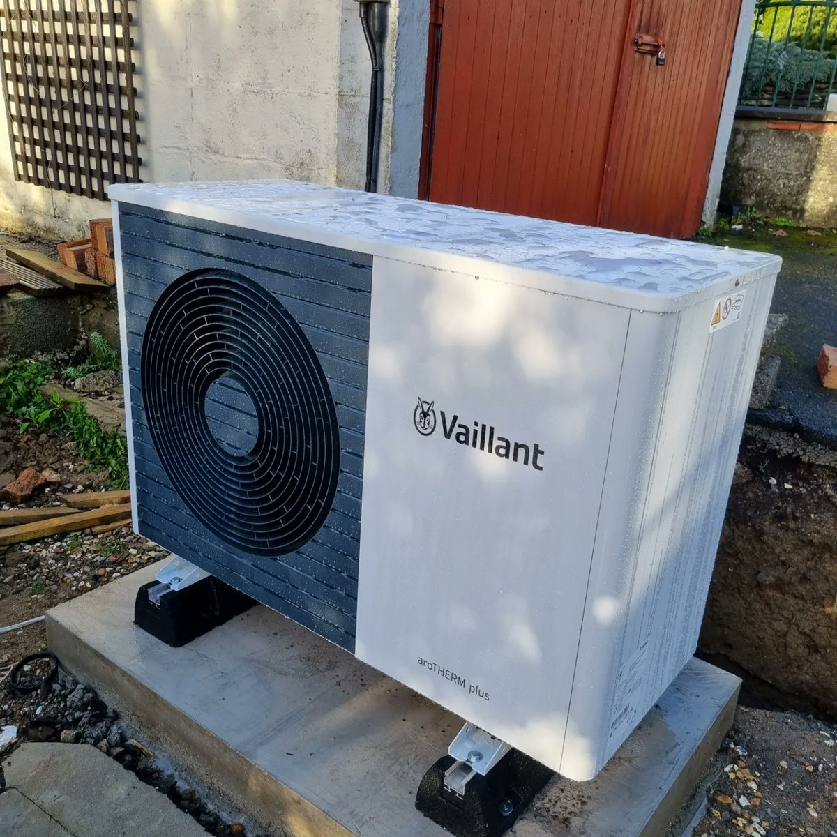 Nigel74707429's tweet photo. First @_heatgeek assured installation, nice to have met you @kenbone44. Also thanks to @HelygHeating for the assistance.  Definitely not something you can do alone as a sole trader, but luckily we have a very tight heating community in West Wales. Look forward to the next one.💪 https://t.co/92aBeB2kno