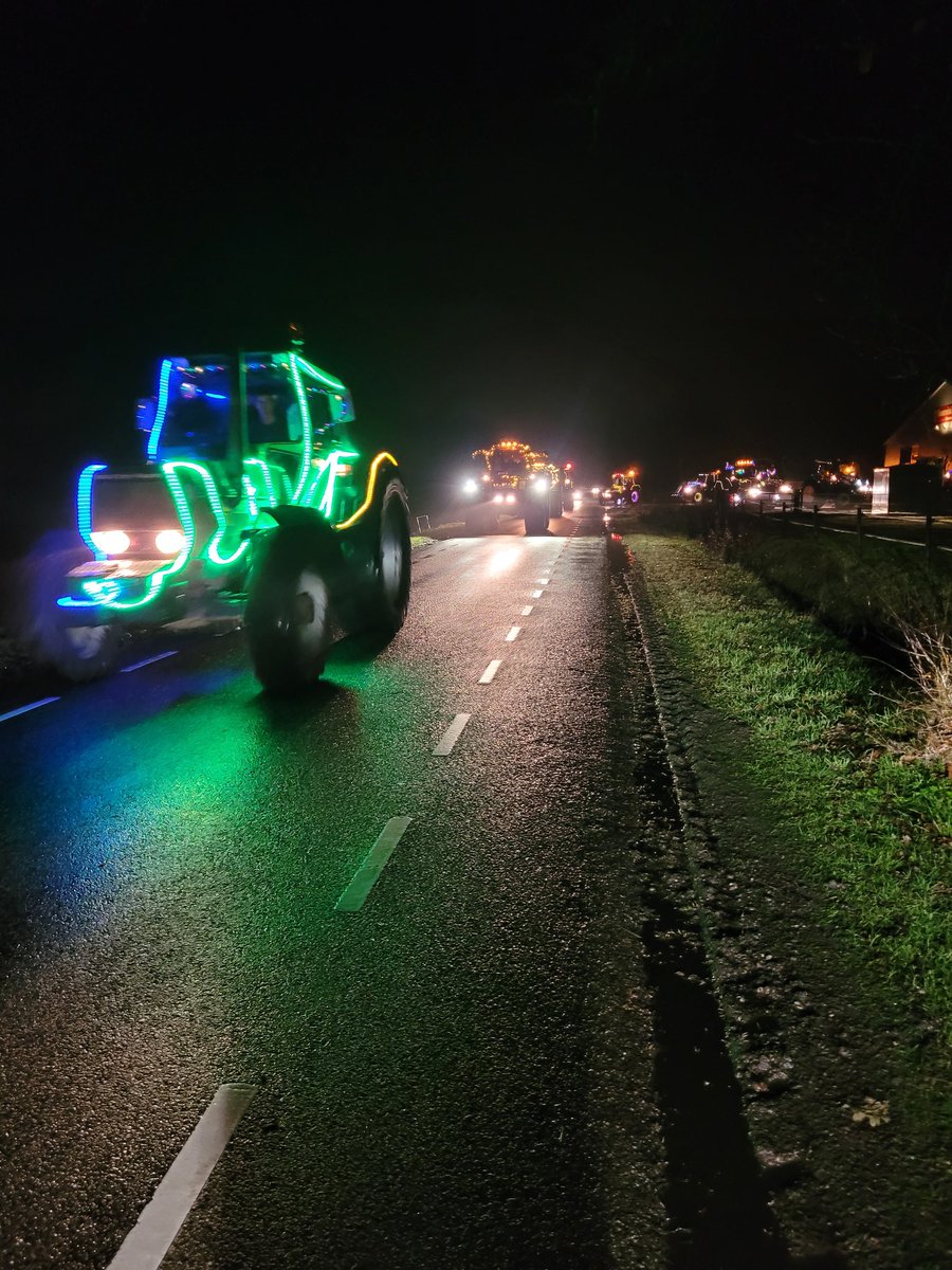 Vanavond verlichte trekker toertochten gereden in het #Vechtdal 
#kersttrekker #verlichteroute #boertbewust <a href="/LTOVechtdal/">LTO Noord, afdeling Vechtdal</a> <a href="/VechtdalBB/">Vechtdal Boert Bewust</a> <a href="/gem_dalfsen/">Gemeente Dalfsen</a> <a href="/gemeenteommen/">Gemeente Ommen</a> <a href="/gemhardenberg/">Gemeente Hardenberg</a> #boerenpakkenuit #Leader <a href="/ProvOverijssel/">Provincie Overijssel</a>