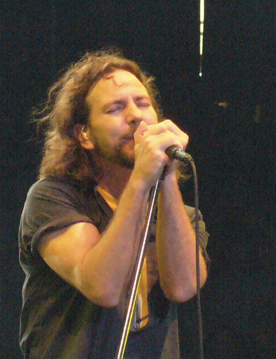 susannj4's tweet photo. Happiest Birthday to the GOAT of grunge!! #EddieVedder #PearlJam 😊💙 https://t.co/Q5mtmT4PJy