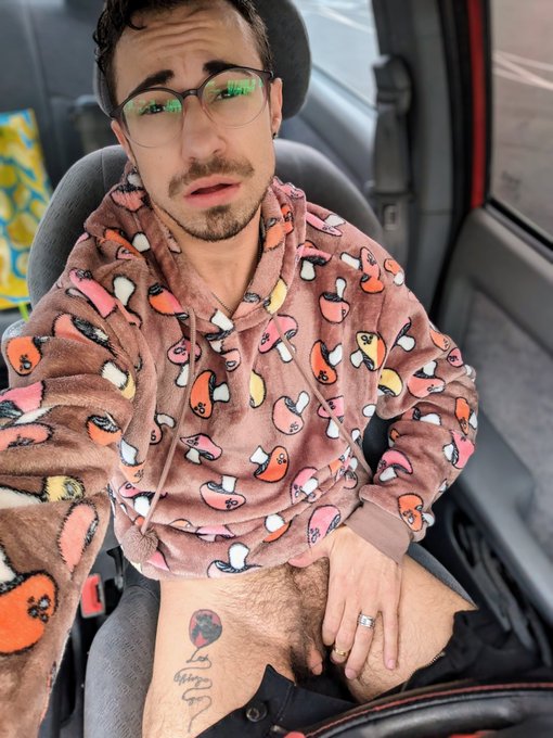 Meet me in the parking lot and let's suck each other off ? https://t.co/UT9lK1hyAq